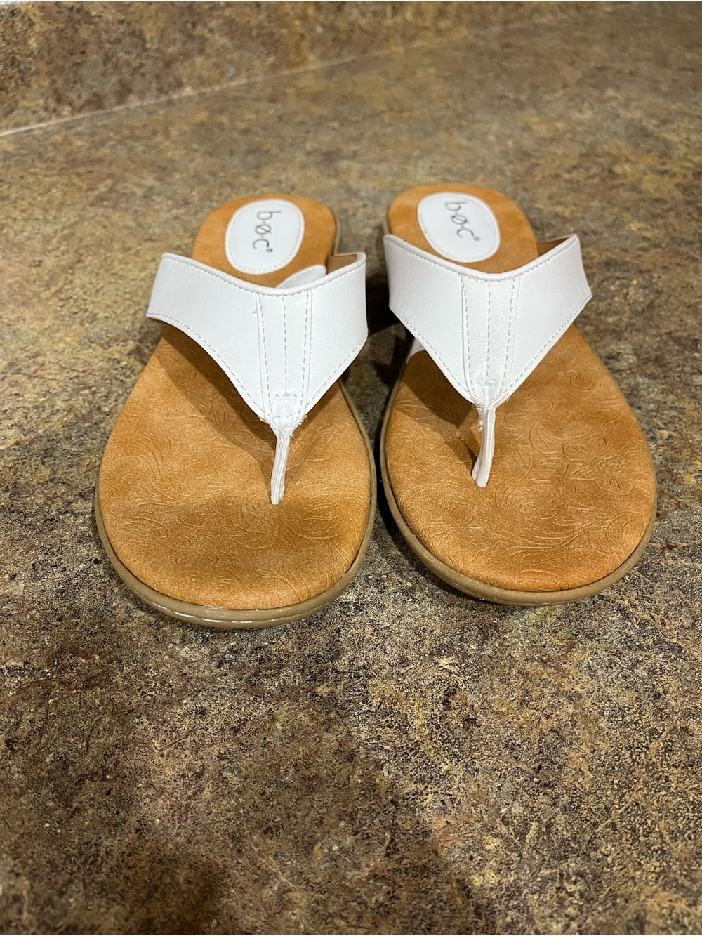 NWOT b.o.c. by Børn Women’s 8M White Comfort Thong Sandals Vacation coastal